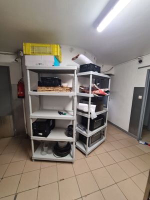 une pièce contenant un grand nombre d'étagères
