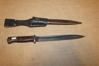 deux couteaux sont posés côte à côte sur une table