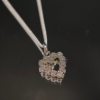 Collier plaqué argent avec un pendentif en forme de cœur sur une chaîne en argent