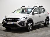 la voiture blanche est garée sur le sol à carreaux d'une pièce