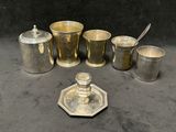 beaucoup de tasses et de cuillères en argent posées sur une table