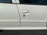 une voiture blanche garée sur le parking