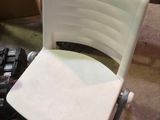 une chaise blanche qui se trouve dans une pièce