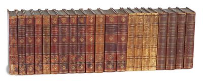 une image représentant une rangée de vieux livres posés sur une surface blanche