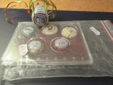 un sachet de chocolats et une bouteille de vin posés sur une table