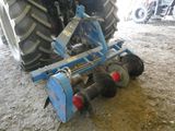 un tracteur équipé d'une charrue, dans la terre