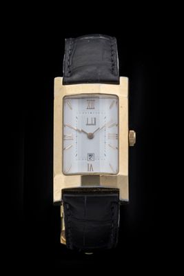 une image d'une montre en gros plan sur fond noir