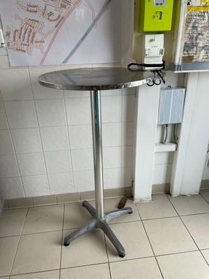 une photo d'une petite table dans des toilettes publiques