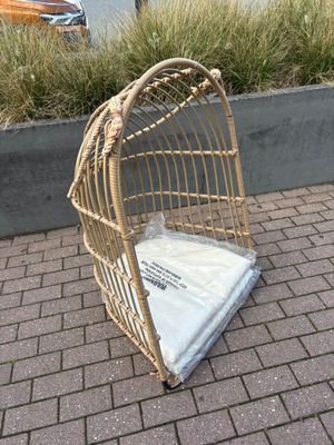une chaise en osier posée au bord de la route