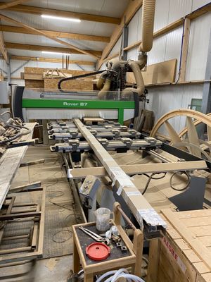 une grande machine installée à l'intérieur d'un bâtiment