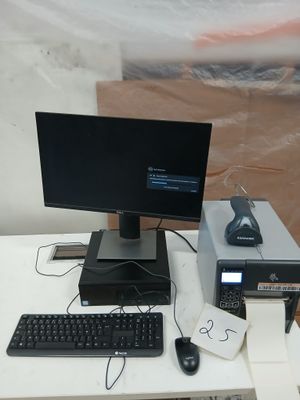 un bureau équipé d'un ordinateur, d'un clavier, d'une souris et d'un écran