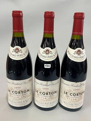 trois bouteilles de vin rouge sont alignées sur une table
