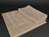 quatre serviettes pliées sur une table, sur fond noir