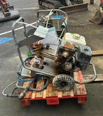 une petite machine posée sur une palette