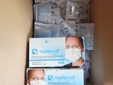 deux boîtes de matériel chirurgical sont empilées l'une sur l'autre