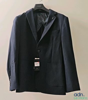 un costume suspendu à un cintre accroché au mur