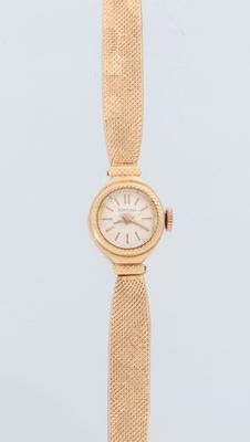 gros plan d'une montre-bracelet en or sur fond blanc