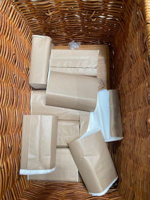 un panier en osier rempli de cadeaux emballés