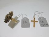 trois étiquettes et une croix posées sur une table blanche