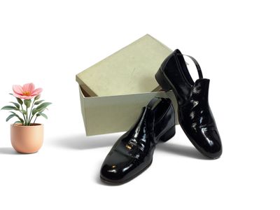 une paire de chaussures posée à côté d'une boîte