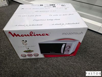 une boîte posée par terre, avec un micro-ondes à l'intérieur