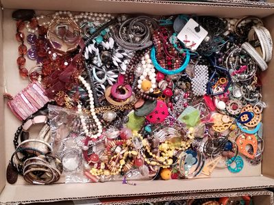 une boîte remplie de bijoux et d'accessoires variés