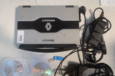 une photo montrant un ordinateur portable et d'autres appareils électroniques posés sur une table