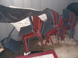 un grand nombre de chaises dans une pièce