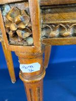 Petite chaise en bois naturel mouluré et sculpté l'assise en… (photo 3)