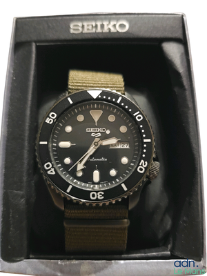 une montre noire dans un coffret noir sur fond blanc