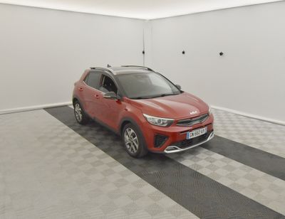 une photo d'un SUV rouge garé dans un garage