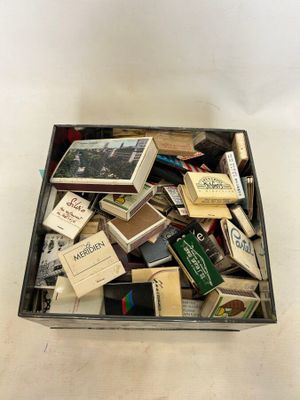 une boîte pleine de livres posée sur une table