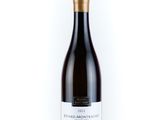 une bouteille de vin rouge sur fond blanc
