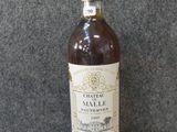 l'image d'une bouteille de vin posée sur une table