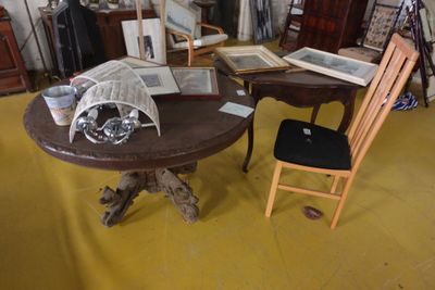 une table avec des chaises et des photos posées dessus, dans une pièce