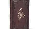 Le livre est marron, avec des lettres dorées.