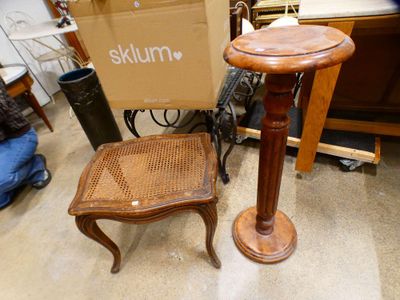 une chaise et une table dans une pièce où se trouve une boîte posée par terre