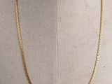 un collier à chaîne en or sur un mannequin mannequin mannequin mannequin mannequin mannequin mannequin mannequin mannequin mannequin