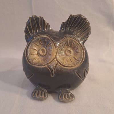 une image représentant une figurine de chouette sur fond blanc