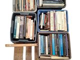 un grand nombre de livres qui se trouvent dans une boîte