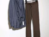 un costume et un pantalon suspendus à un cintre