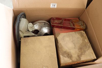 une boîte en carton remplie d'objets hétéroclites