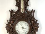 une horloge accrochée au mur, équipée d'un thermomètre