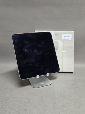 une photo en noir et blanc d'un ordinateur portable posé sur un support