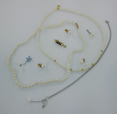 Collier or gris terminé par une perle.