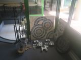 une photo d'une pièce avec une horloge et des photos posées par terre