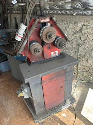 une machine posée sur le sol du garage