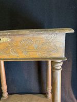 Petite table en bois naturel mouluré et gravé, à décor de br… (photo 2)