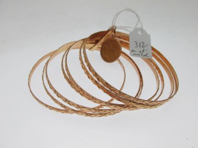 une pile de bracelets avec une étiquette dessus