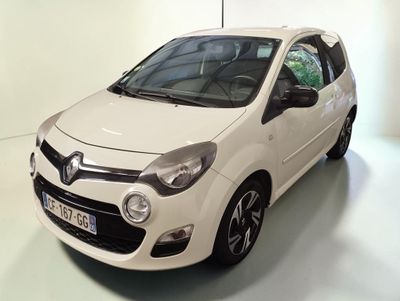 la photo d'une voiture blanche garée dans une pièce